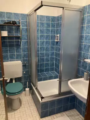 Das Badezimmer eines Zimmers