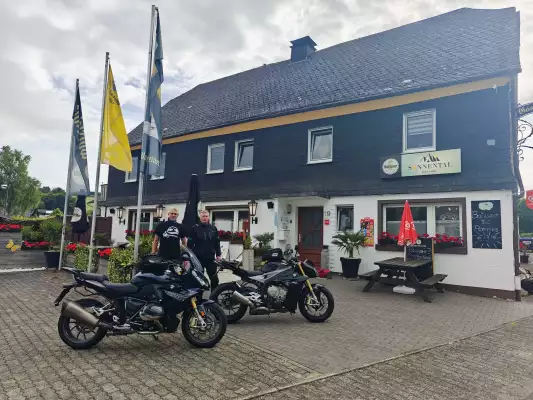 Motorradfahrer beim Gasthof Sonnental