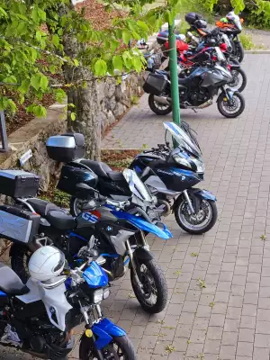 Motorräder auf dem Parkplatz vom Gasthof Lafette