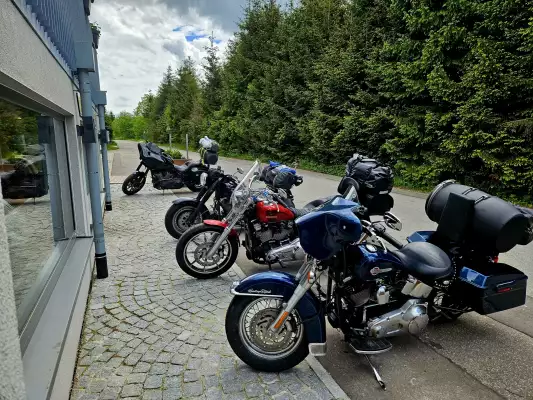 Motorräder der Gäste beim Gasthof Lafette