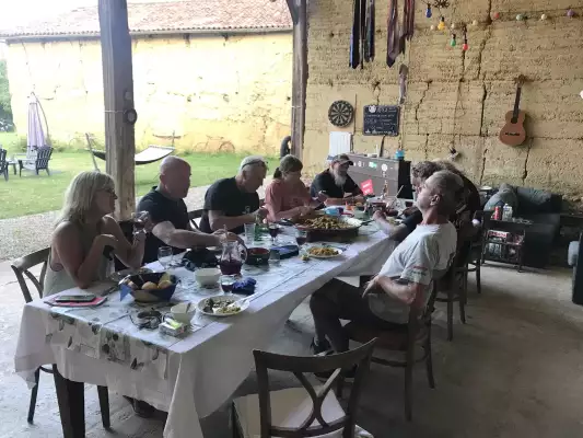 Abends ein geselliges und gemeinsames Essen beim Apex Moto Camp