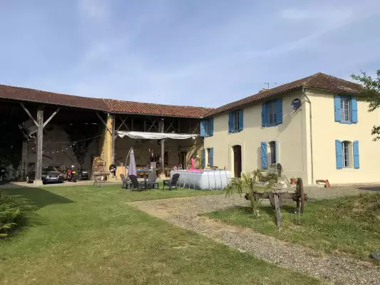 Im sonnigen Garten mit Schwimmbad kann man nach einem Tag auf dem Motorrad herrlich entspannen