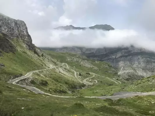 Fantastisch über kurvenreiche Straßen in den Pyrenäen fahren