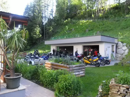 Die Garage vom Bikergasthof Alpenhof Annaberg